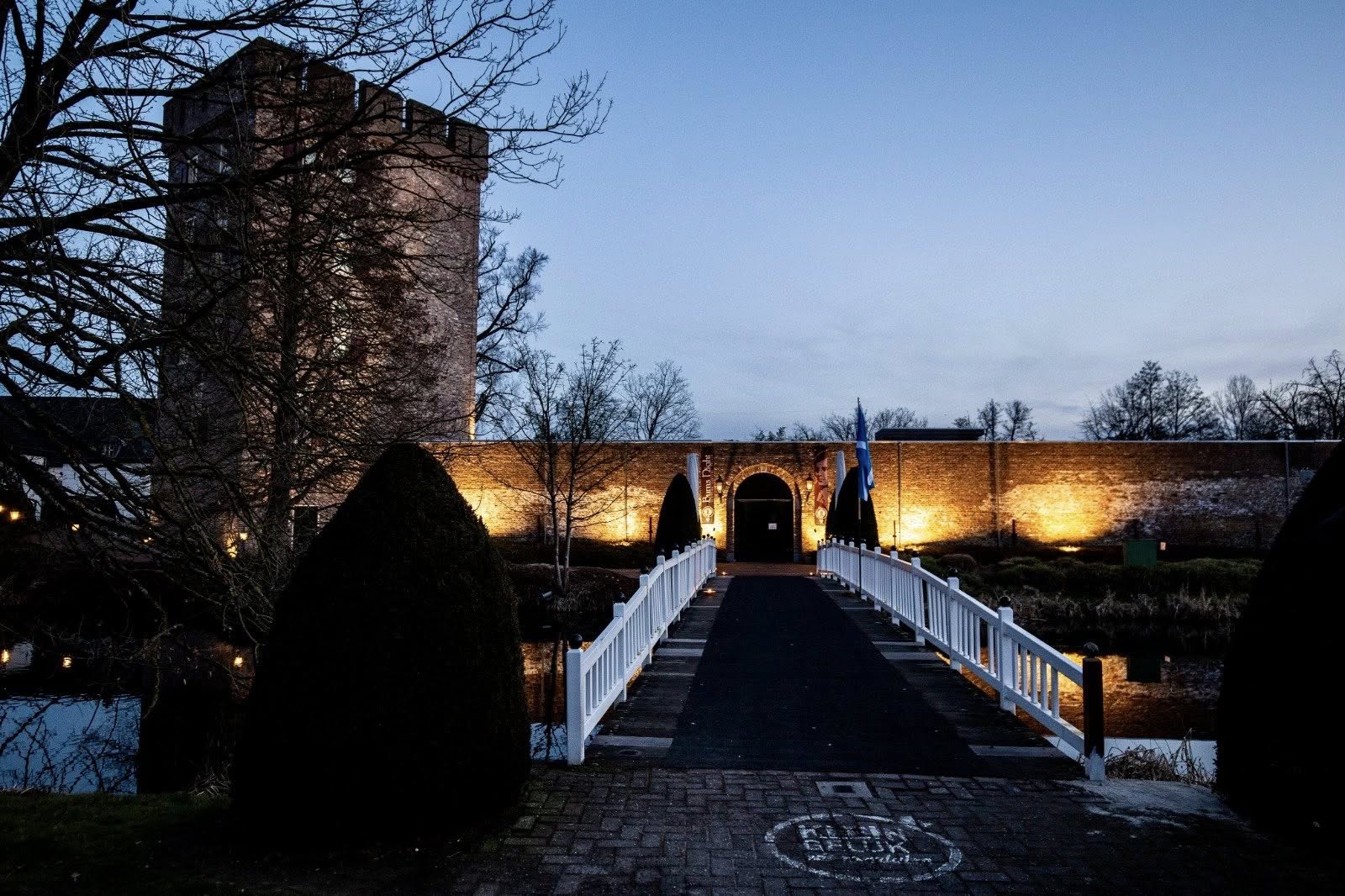 Liebe Freunde, Follower und Familie, ein paar Tage sind vergangen, und doch hallen die Eindrücke der Burns Night noch immer in unseren Herzen nach. Dieser Abend war so viel mehr als nur ein Ereignis – er war voller Wärme, tiefer Emotionen, besonderer Begegnungen und gemeinsamer Momente, die man nicht plant, sondern fühlt. Wir sind unendlich dankbar für jeden Einzelnen von euch, der diesen Abend mit Leben erfüllt hat. Für eure Nähe, eure Worte, euer Lachen und all das, was zwischen den Zeilen passiert ist. Diese Erinnerungen tragen wir weiter – leise, dankbar und mit einem Lächeln. 🖤🥃 Und während die Nacht verblasst, bleibt ein Licht, das weiter strahlt – als Hoffnung, als Freude und als Erinnerung an das, was wir gemeinsam erlebt haben. Ein ganz besonderer Dank gilt den Swinging Kilts, deren mitreißende Darbietung unsere Gäste verzaubert und zum Tanzen gebracht hat. Ebenso möchten wir Quod Libet von Herzen danken für ihre eindrucksvolle musikalische Präsentation, die Erinnerungen in uns zum Leben erweckt und den Abend mit so viel Seele erfüllt hat. Zu guter Letzt danken wir den Mitwirkenden der Band „The Castle Pipers“ für ihre unglaubliche musikalische Leistung und ihren Einsatz – ihr habt den Abend mit eurem Klang bereichert und unvergesslich gemacht. Eure The Castle Pipers