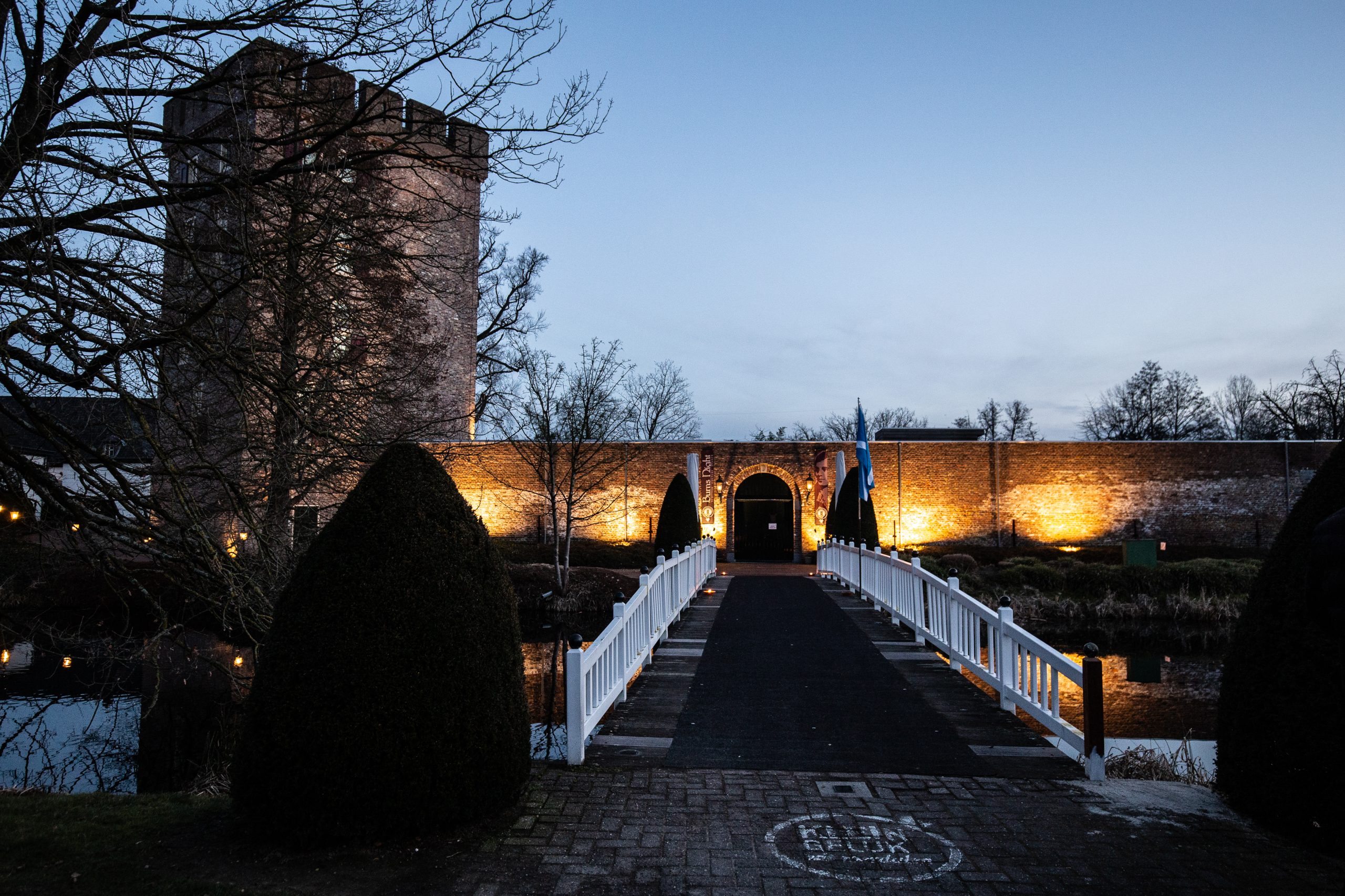 Liebe Freunde, Follower und Familie, ein paar Tage sind vergangen, und doch hallen die Eindrücke der Burns Night noch immer in unseren Herzen nach. Dieser Abend war so viel mehr als nur ein Ereignis – er war voller Wärme, tiefer Emotionen, besonderer Begegnungen und gemeinsamer Momente, die man nicht plant, sondern fühlt. Wir sind unendlich dankbar für jeden Einzelnen von euch, der diesen Abend mit Leben erfüllt hat. Für eure Nähe, eure Worte, euer Lachen und all das, was zwischen den Zeilen passiert ist. Diese Erinnerungen tragen wir weiter – leise, dankbar und mit einem Lächeln. 🖤🥃 Und während die Nacht verblasst, bleibt ein Licht, das weiter strahlt – als Hoffnung, als Freude und als Erinnerung an das, was wir gemeinsam erlebt haben. Ein ganz besonderer Dank gilt den Swinging Kilts, deren mitreißende Darbietung unsere Gäste verzaubert und zum Tanzen gebracht hat. Ebenso möchten wir Quod Libet von Herzen danken für ihre eindrucksvolle musikalische Präsentation, die Erinnerungen in uns zum Leben erweckt und den Abend mit so viel Seele erfüllt hat. Zu guter Letzt danken wir den Mitwirkenden der Band „The Castle Pipers“ für ihre unglaubliche musikalische Leistung und ihren Einsatz – ihr habt den Abend mit eurem Klang bereichert und unvergesslich gemacht. Eure The Castle Pipers